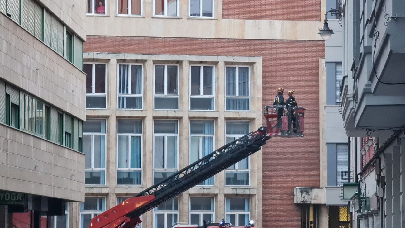 Bomberos interviene para retirar el hielo formado en varias viseras de nieve en inmuenbles de León. Efectivos del parque de Bomberos de León han intervenido para retirar la nieve de la techumbre de un inmueble en García I de la capital. 