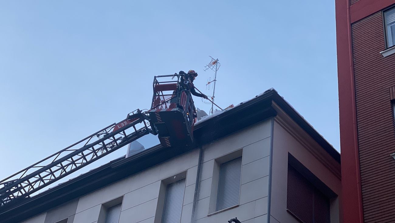 Bomberos interviene para retirar el hielo formado en varias viseras de nieve en inmuenbles de León. Efectivos del parque de Bomberos de León han intervenido para retirar la nieve de la techumbre de un inmueble en García I de la capital. 