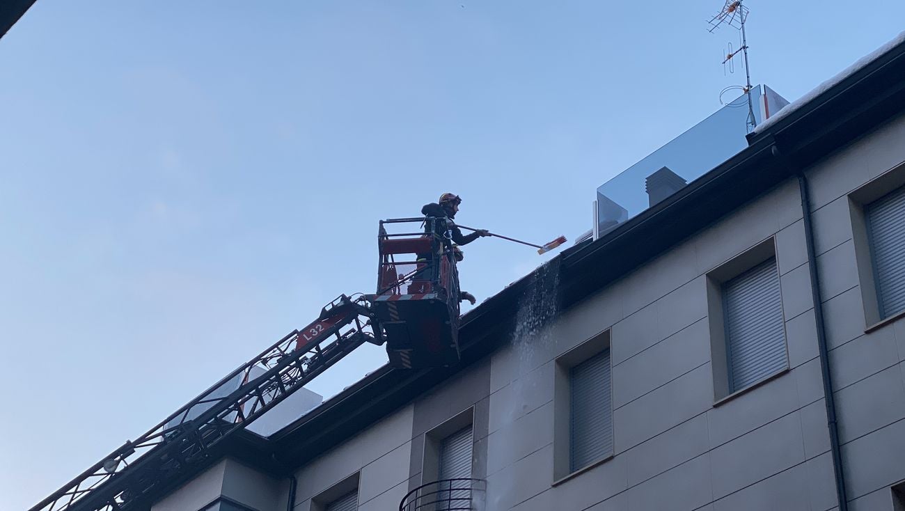 Bomberos interviene para retirar el hielo formado en varias viseras de nieve en inmuenbles de León. Efectivos del parque de Bomberos de León han intervenido para retirar la nieve de la techumbre de un inmueble en García I de la capital. 