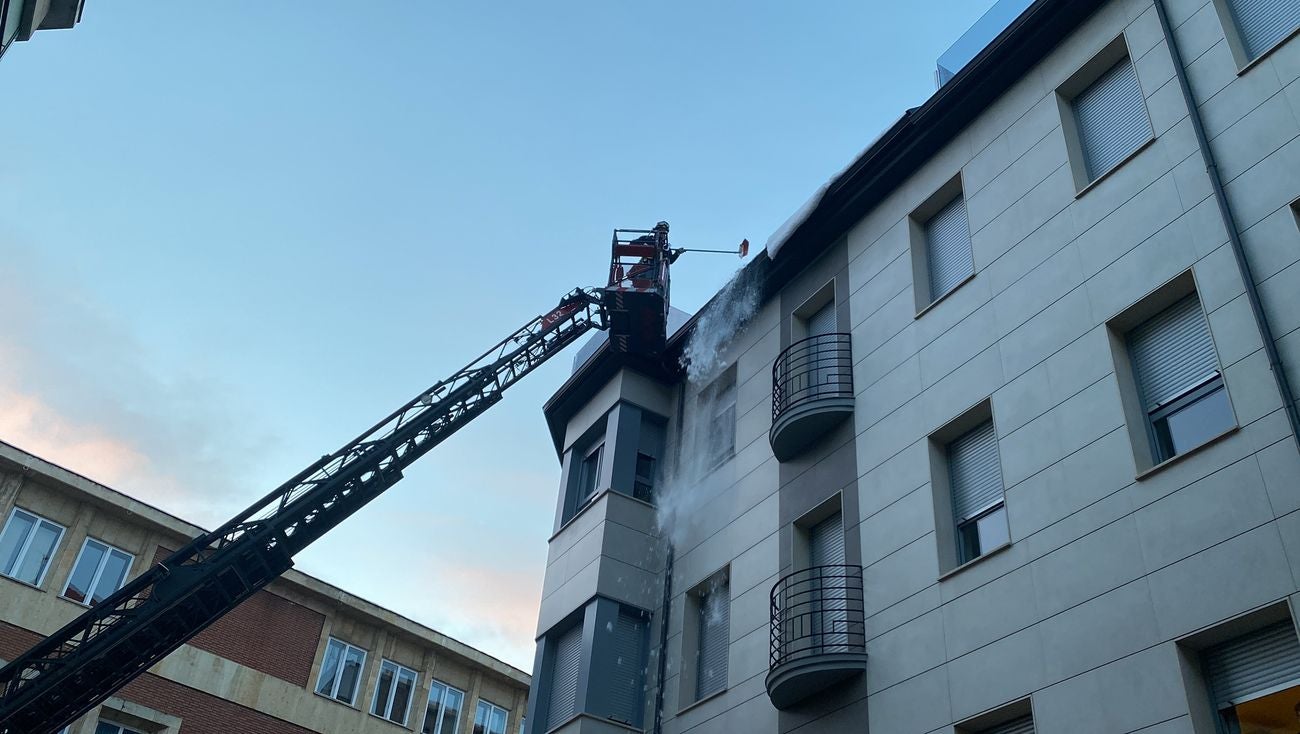 Bomberos interviene para retirar el hielo formado en varias viseras de nieve en inmuenbles de León. Efectivos del parque de Bomberos de León han intervenido para retirar la nieve de la techumbre de un inmueble en García I de la capital. 