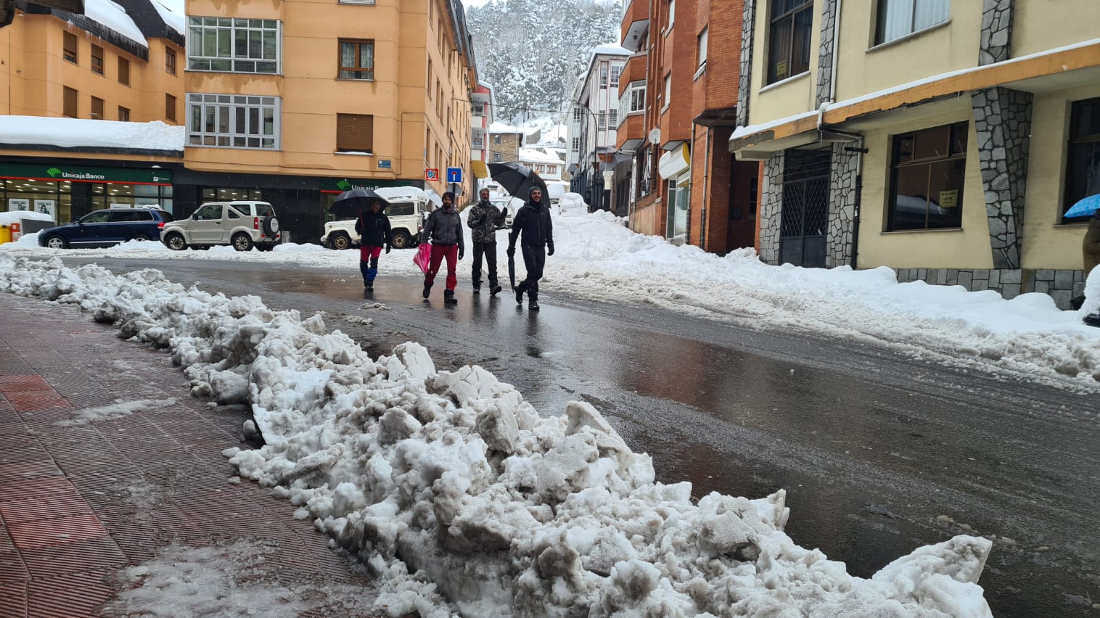 El municipio lacianiego sufre el azote de Fien y recuerda una de las mayores nevadas de los últimos años.