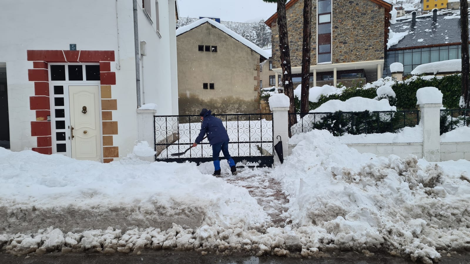 El municipio lacianiego sufre el azote de Fien y recuerda una de las mayores nevadas de los últimos años.