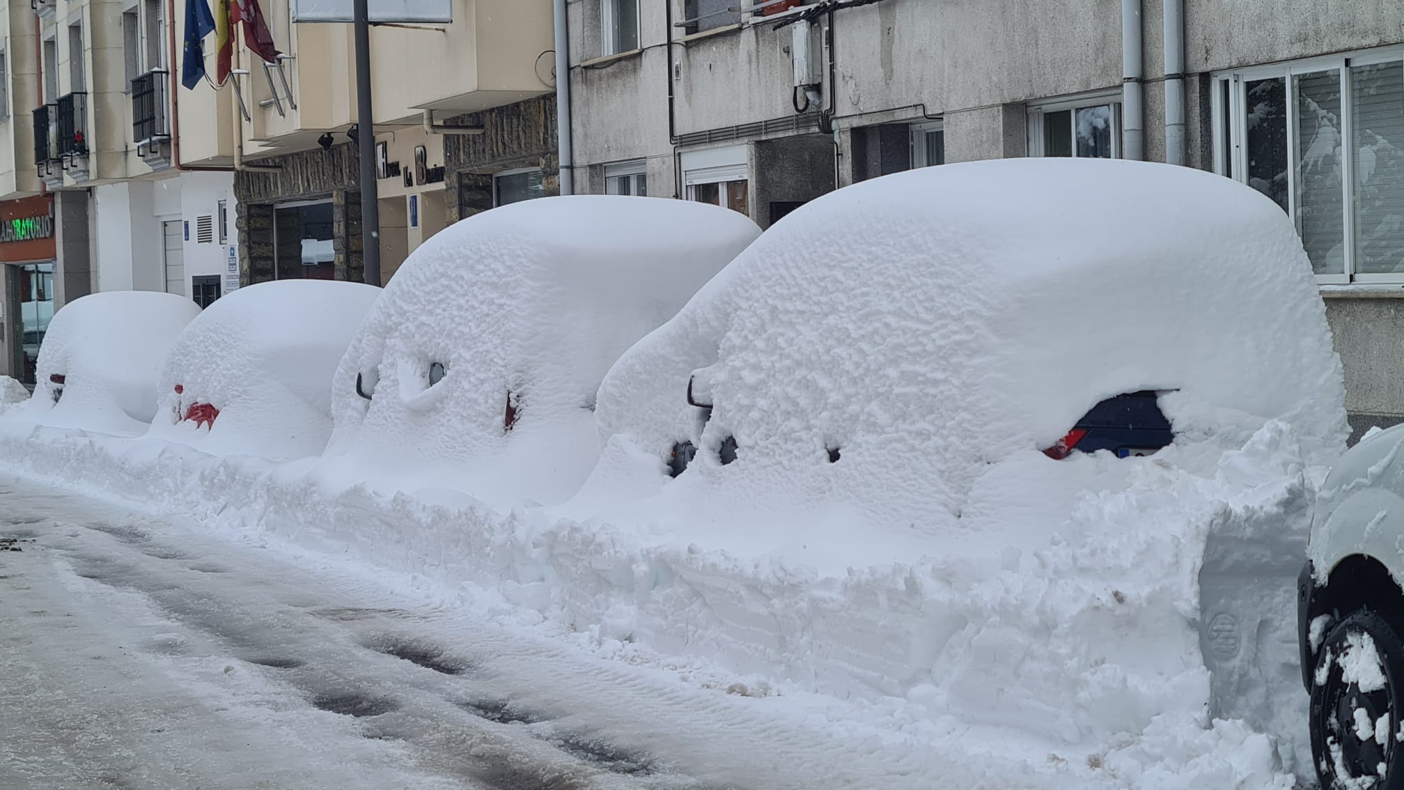 El municipio lacianiego sufre el azote de Fien y recuerda una de las mayores nevadas de los últimos años.