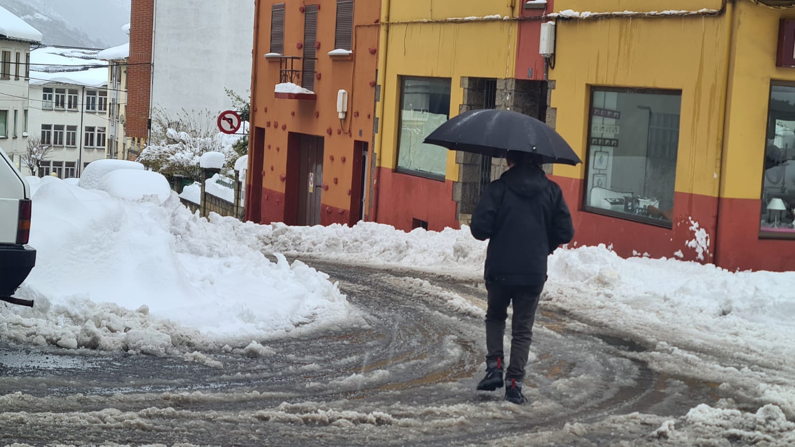 El municipio lacianiego sufre el azote de Fien y recuerda una de las mayores nevadas de los últimos años.