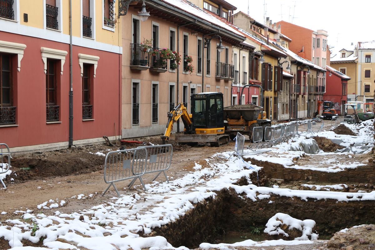 La peatonalización de la calle Carreras avanza según los plazos y las máquinas ya trabajan en el lugar.