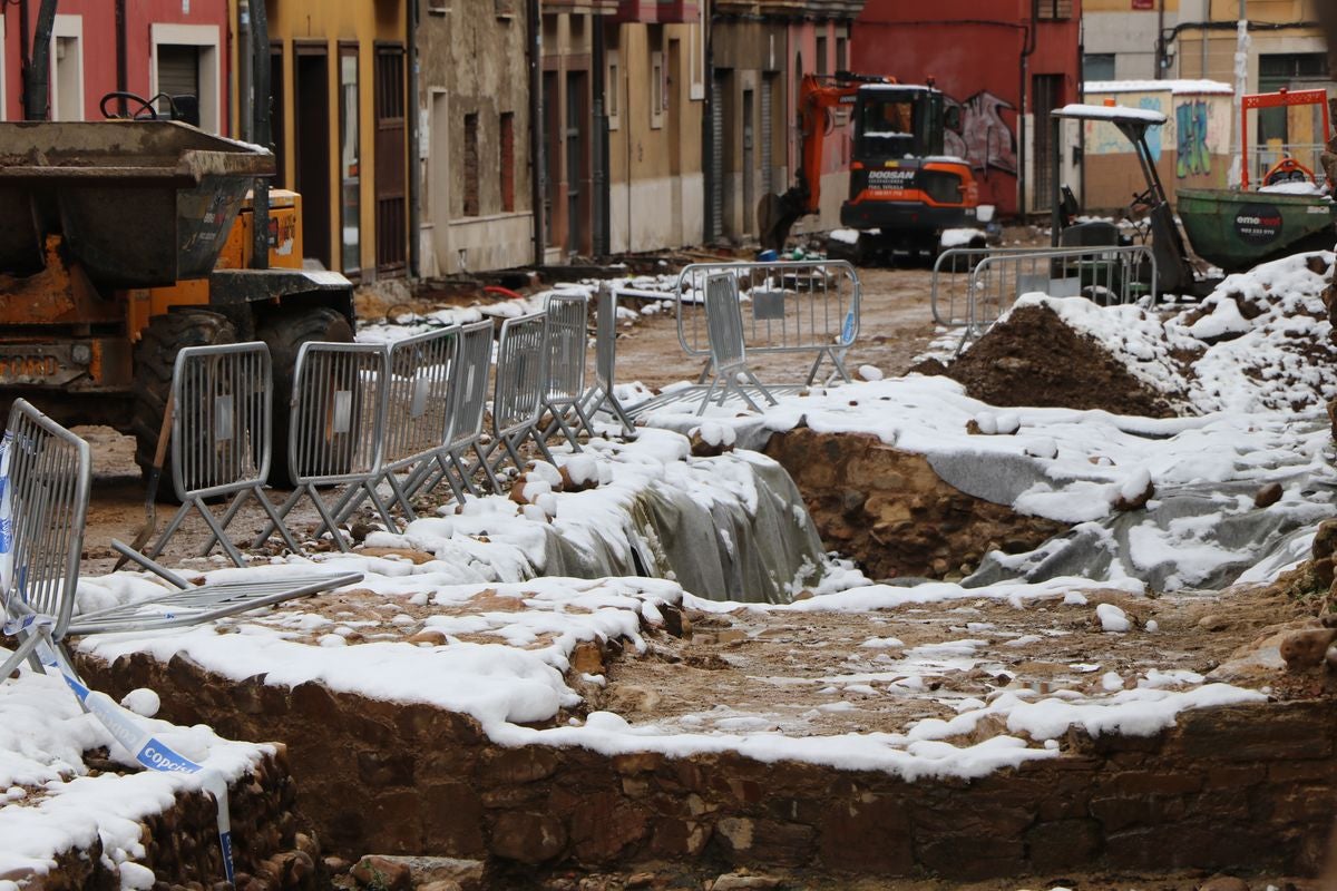 La peatonalización de la calle Carreras avanza según los plazos y las máquinas ya trabajan en el lugar.