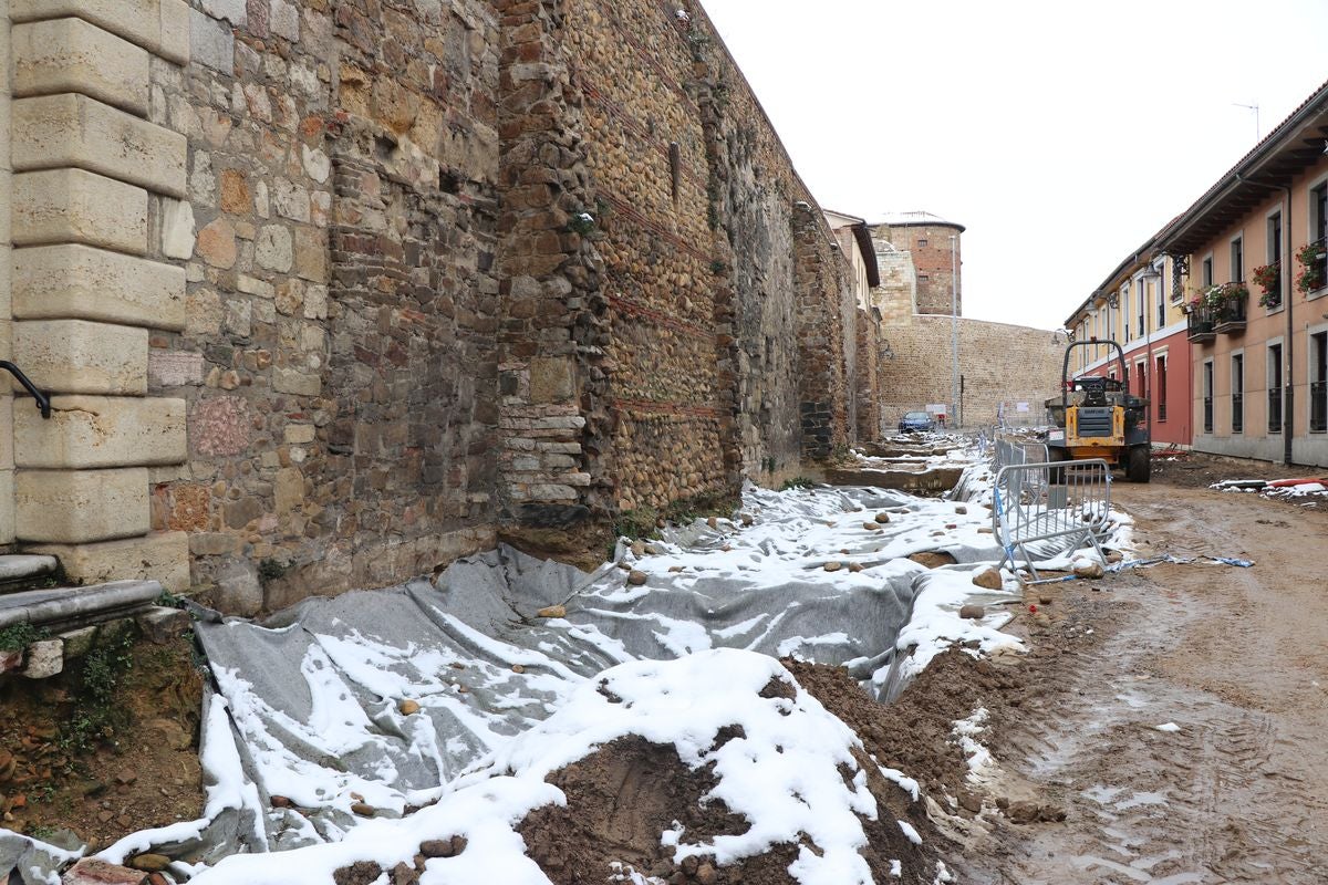 La peatonalización de la calle Carreras avanza según los plazos y las máquinas ya trabajan en el lugar.