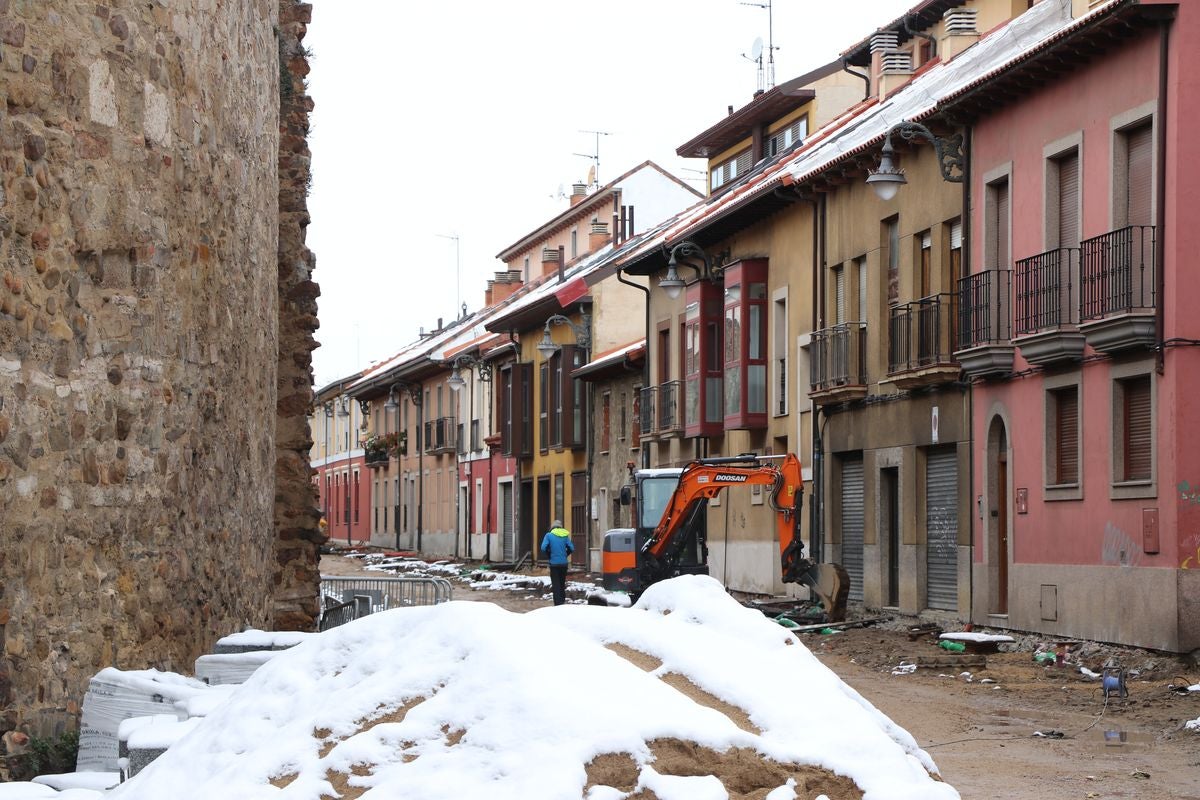 La peatonalización de la calle Carreras avanza según los plazos y las máquinas ya trabajan en el lugar.