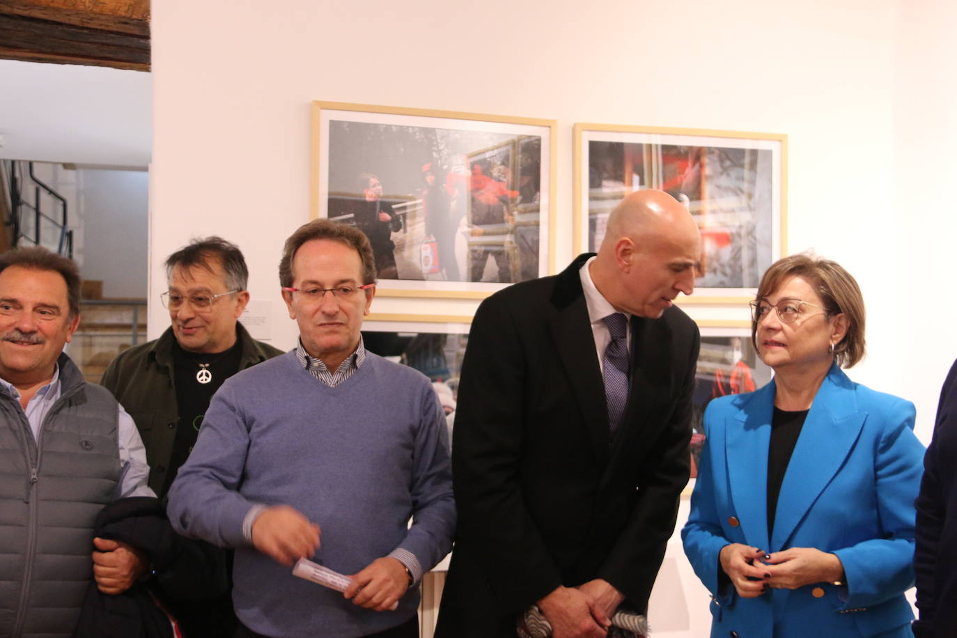 Inauguración de la exposición 'Ucrania, guerra de los civiles' en la Fundación Vela Zanetti de León. 