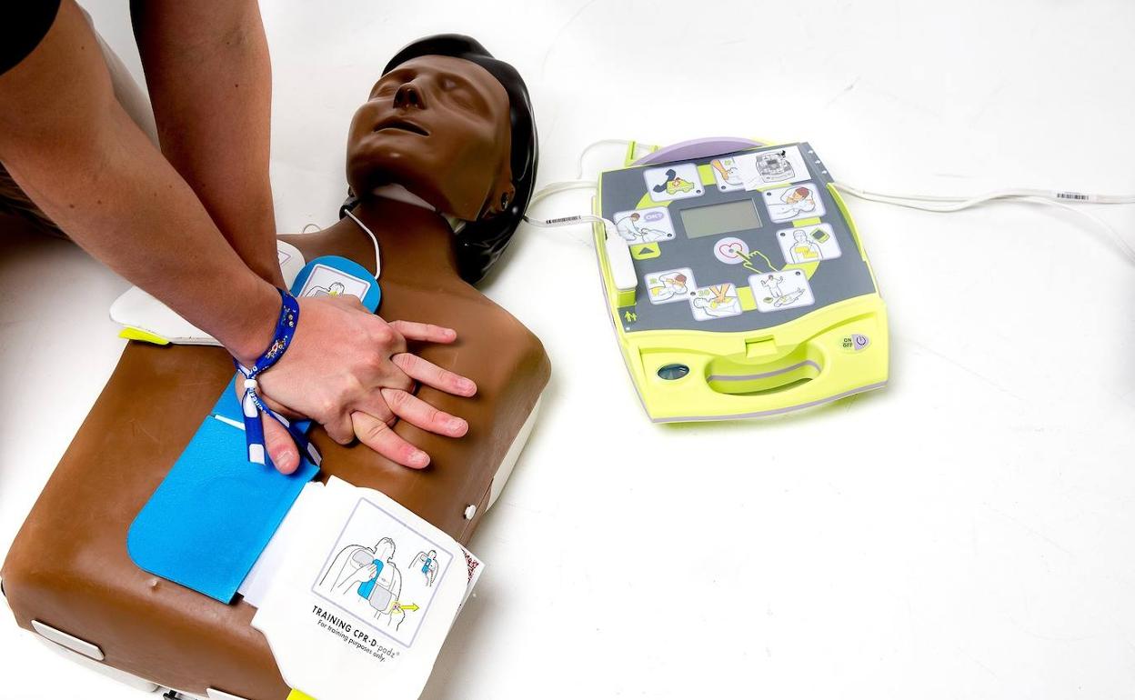 El Club Ritmo recibe un curso de reanimación para poder usar el desfibrilador.