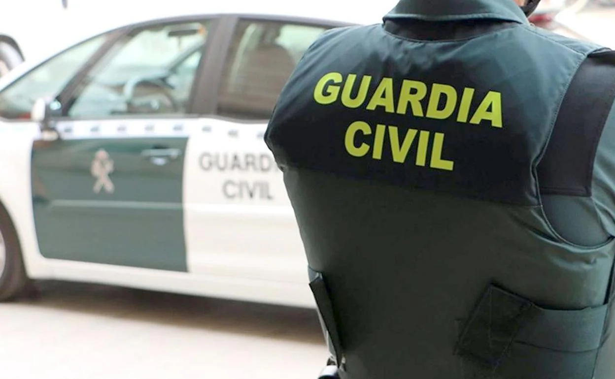 La Guardia Civil ha detenido a dos personas por el presunto intento de envenamiento de una mujer a su pareja. 