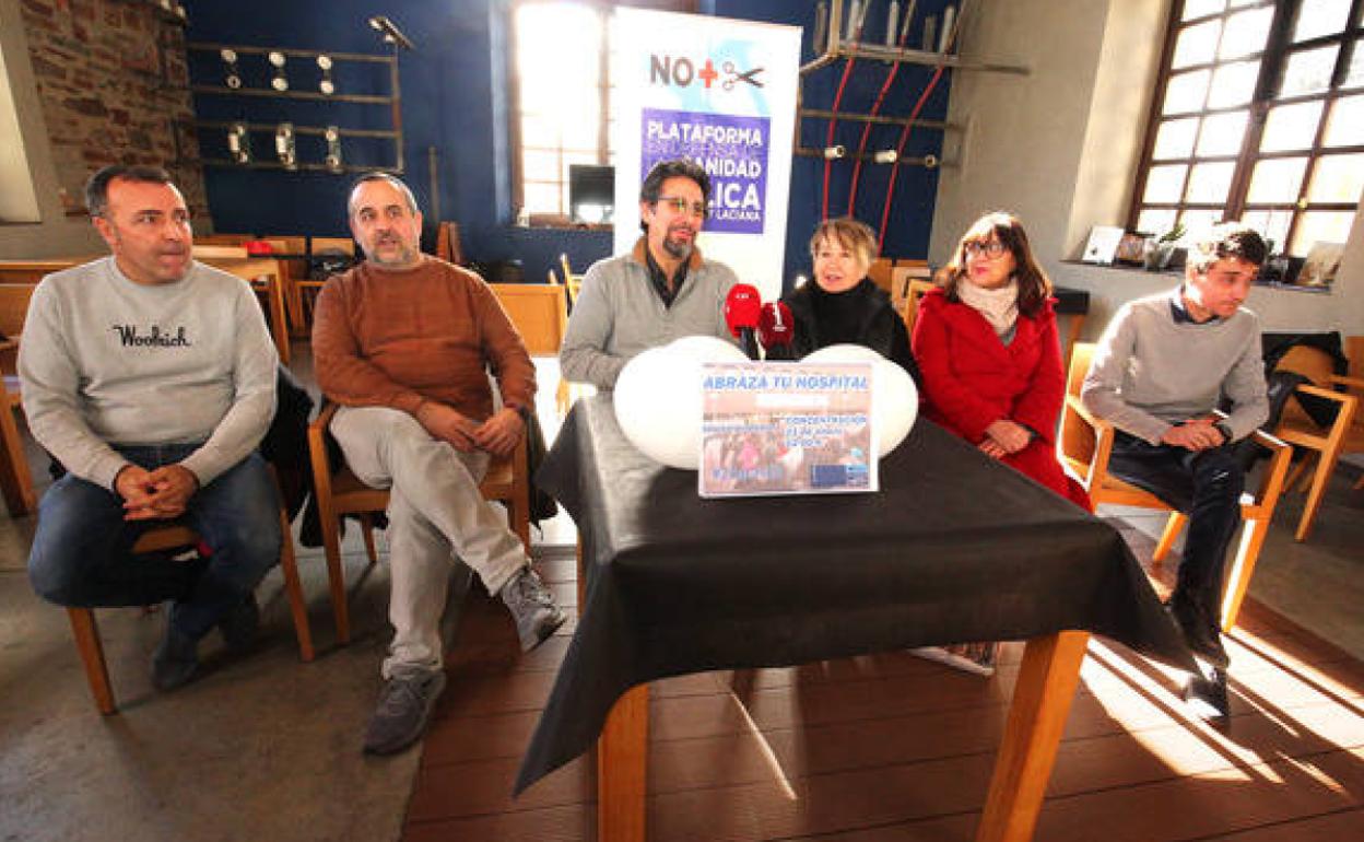 Miembros de la Plataforma en Defensa de la Sanidad Pública del Bierzo y Laciana, durante su comparecencia.