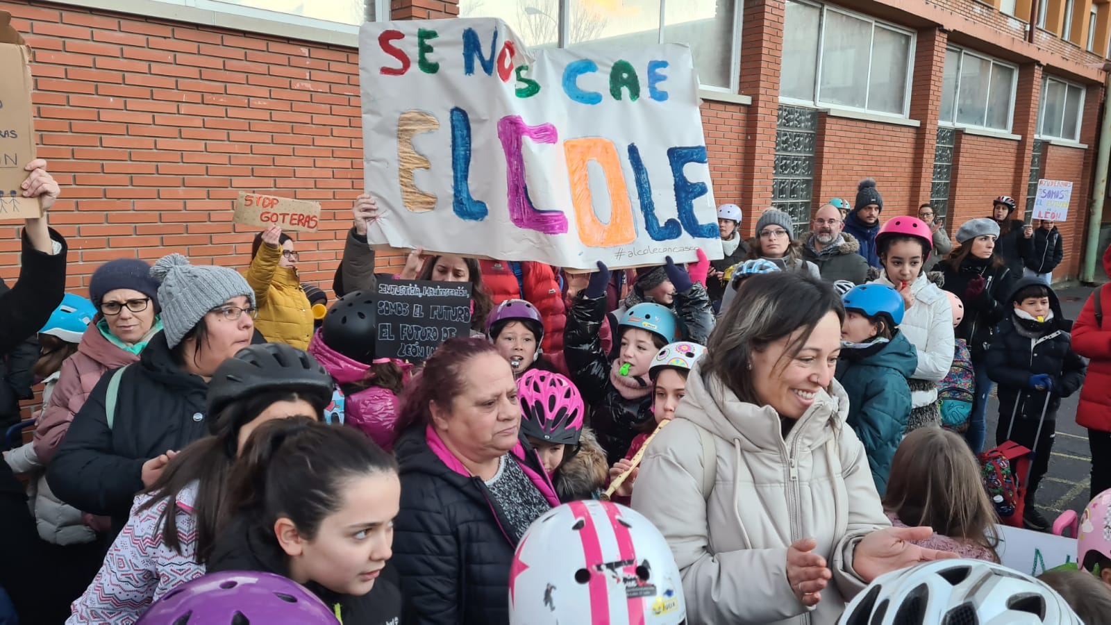 Padres y madres del centro acuden a acompañar a sus hijos y organizan una protesta para exigir que se arregle el colegio.