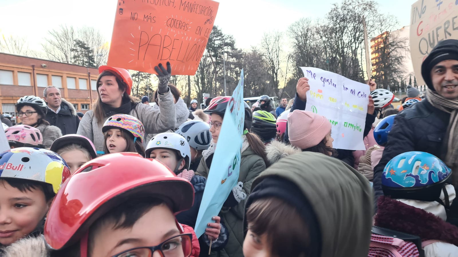 Padres y madres del centro acuden a acompañar a sus hijos y organizan una protesta para exigir que se arregle el colegio.