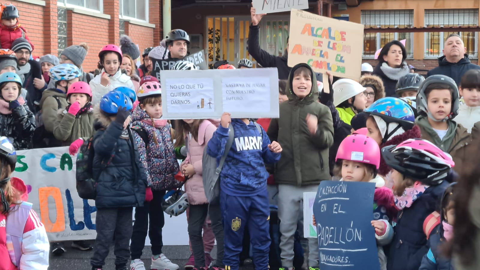 Padres y madres del centro acuden a acompañar a sus hijos y organizan una protesta para exigir que se arregle el colegio.