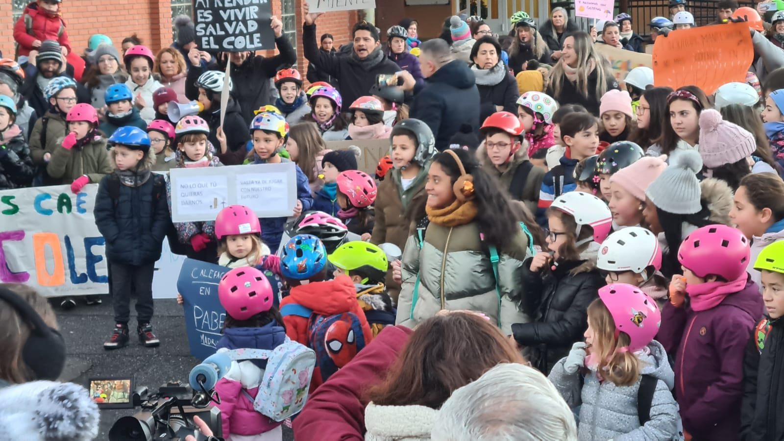 Padres y madres del centro acuden a acompañar a sus hijos y organizan una protesta para exigir que se arregle el colegio.