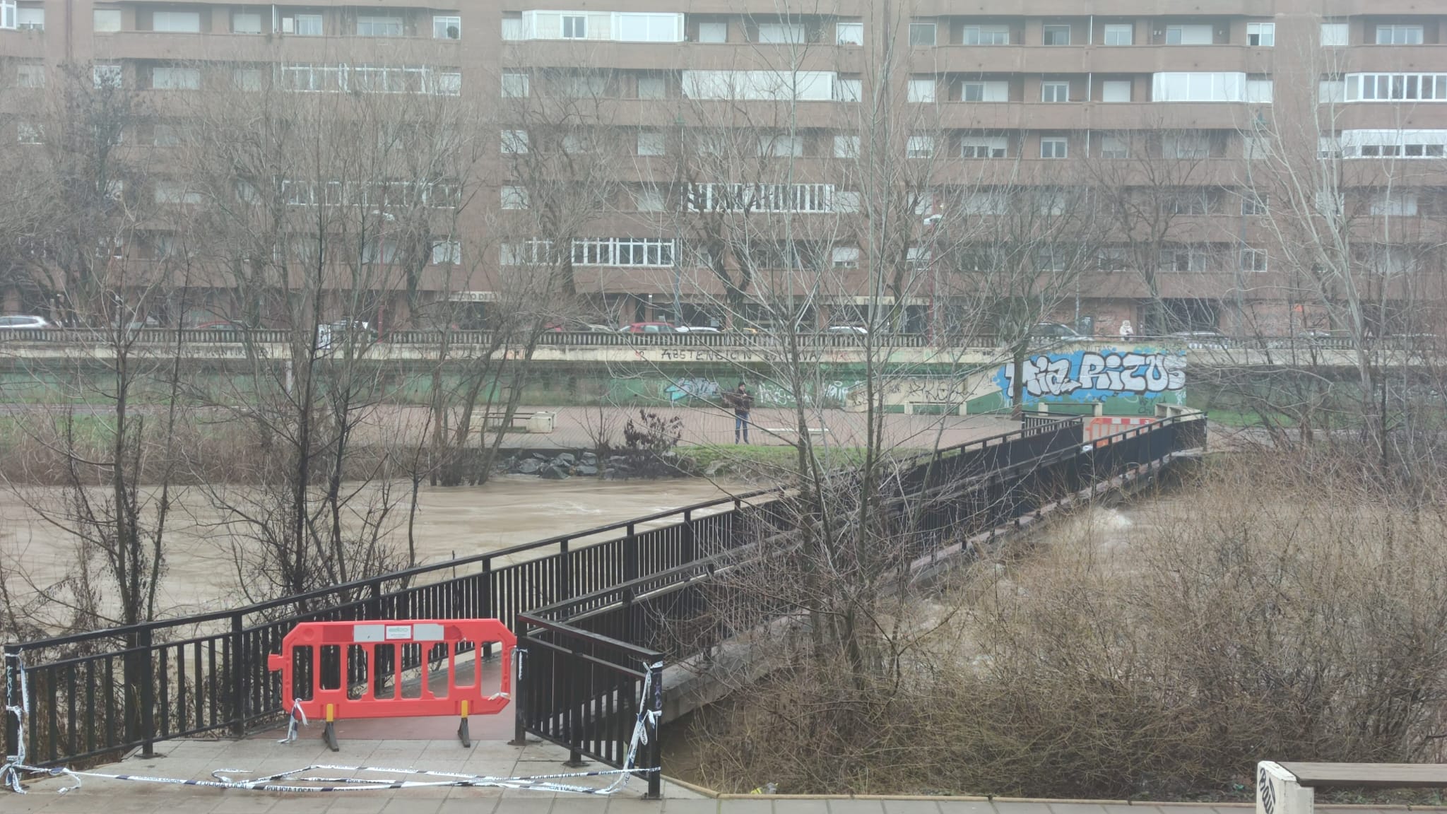 El principal río de la ciudad ha experimentado una importante crecida en las últimas horas debido a las precipitaciones en forma de nieve de los días anteriores.