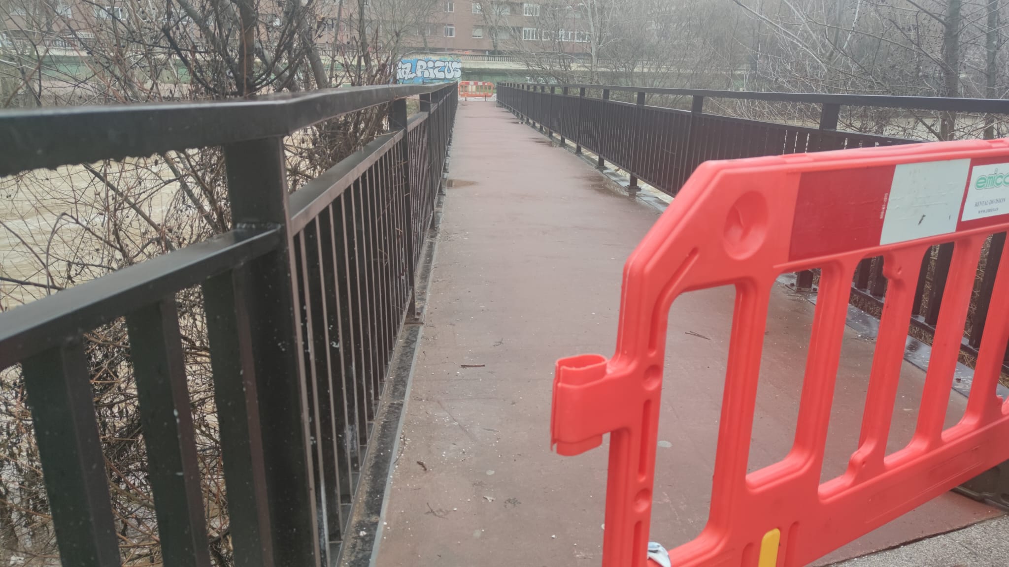 El principal río de la ciudad ha experimentado una importante crecida en las últimas horas debido a las precipitaciones en forma de nieve de los días anteriores.