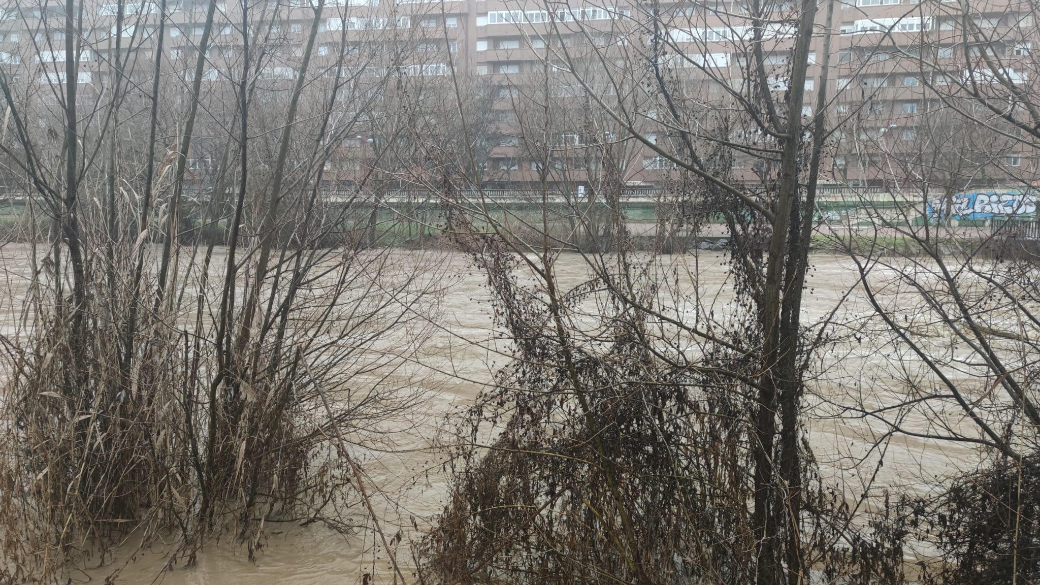 El principal río de la ciudad ha experimentado una importante crecida en las últimas horas debido a las precipitaciones en forma de nieve de los días anteriores.