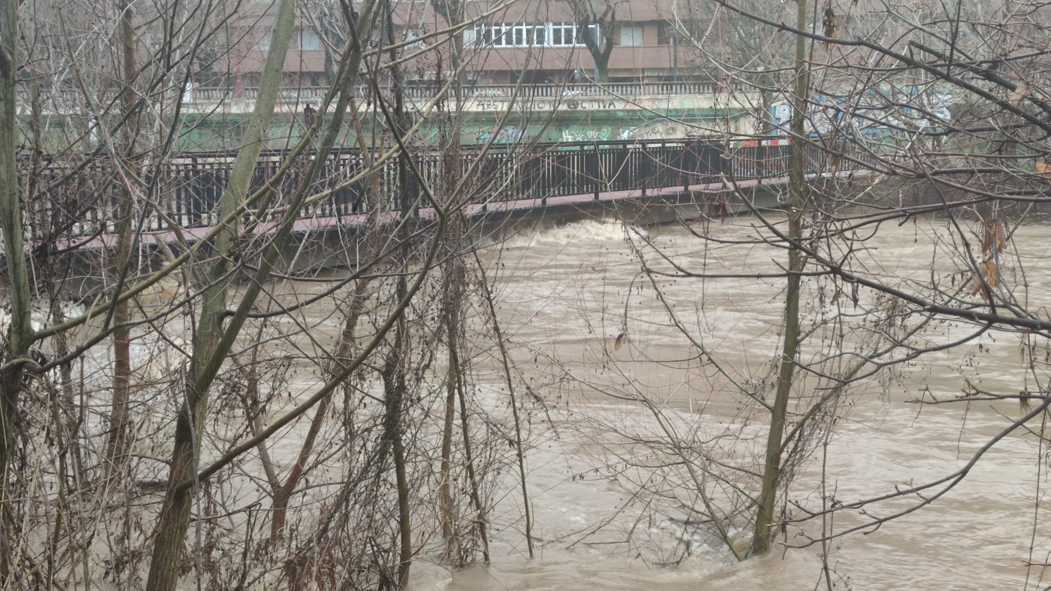 El principal río de la ciudad ha experimentado una importante crecida en las últimas horas debido a las precipitaciones en forma de nieve de los días anteriores.