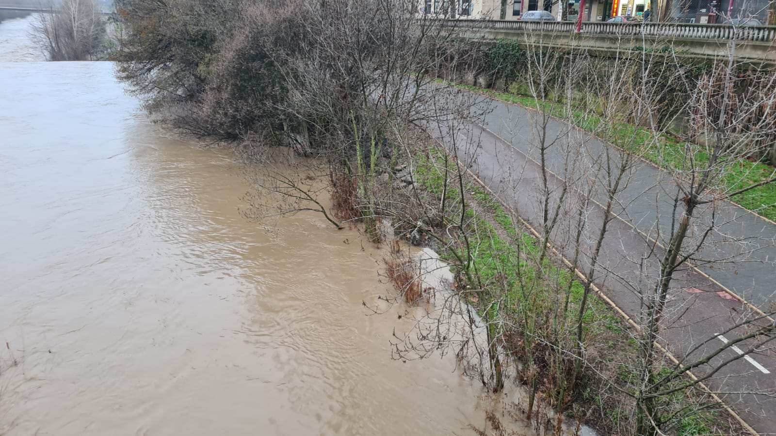 El principal río de la ciudad ha experimentado una importante crecida en las últimas horas debido a las precipitaciones en forma de nieve de los días anteriores.