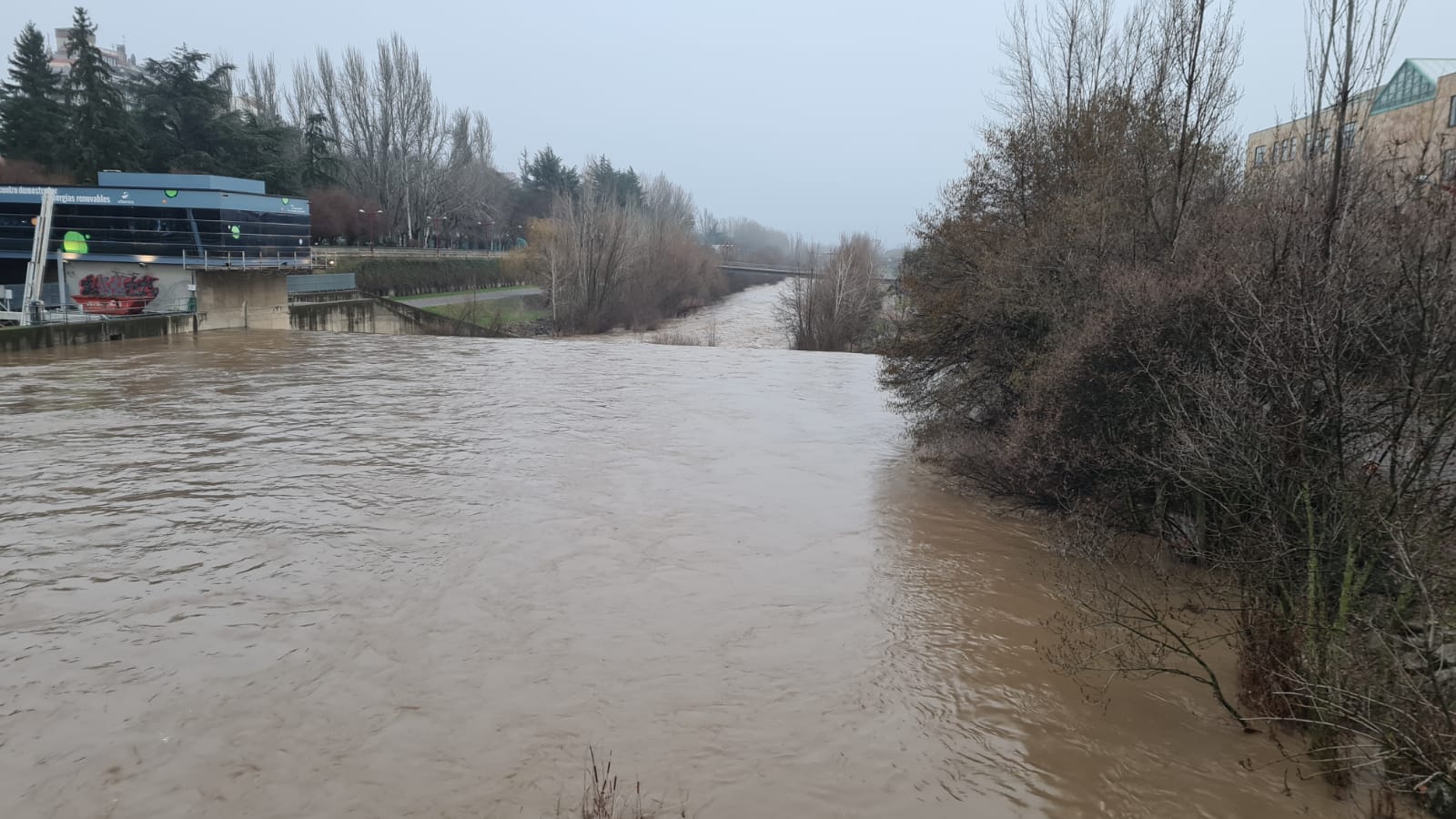 El principal río de la ciudad ha experimentado una importante crecida en las últimas horas debido a las precipitaciones en forma de nieve de los días anteriores.