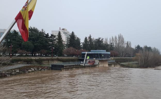 Galería. Las aguas del Bernesga han aumentado de forma considerable su cauce.