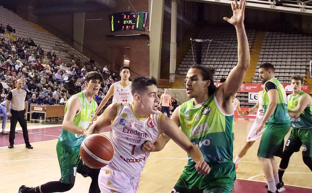 Una imagen de archivo de un partido de esta temporada de la Cultural y Deportiva Leonesa.