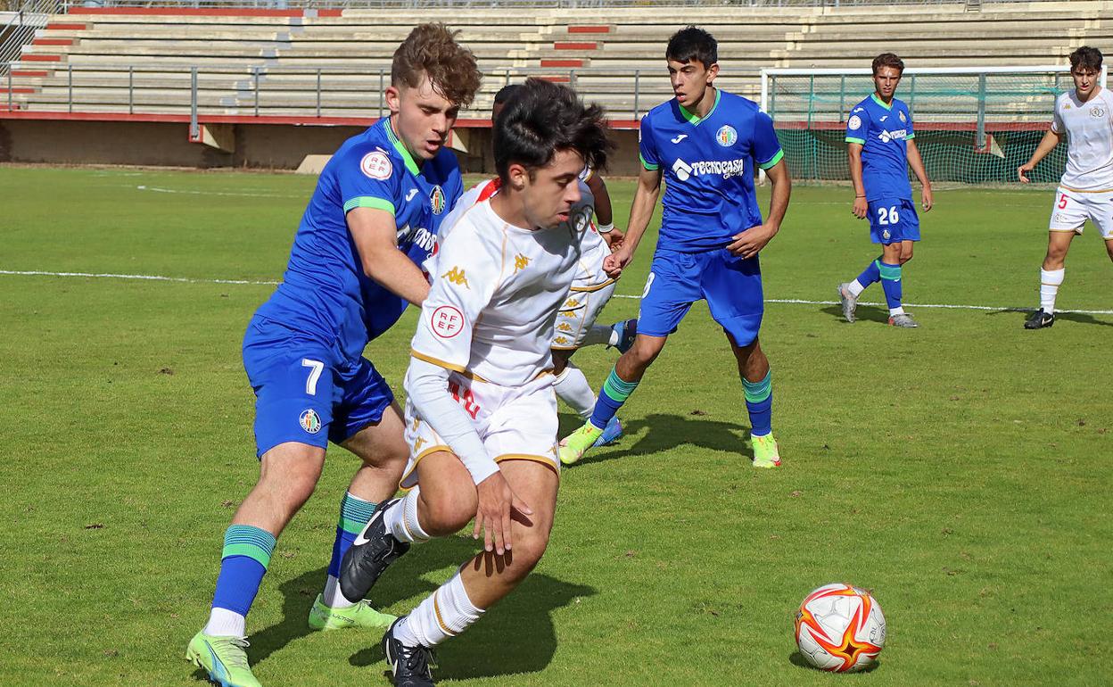 Partido entre el Getafe y la Cultural en el Área Deportiva de Puente Castro.