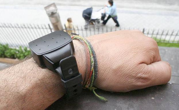 En 2022 se registraron 36 casos más de violencia de género en León que en el año anterior. En la imagen un hombre con una pulsera de seguimiento.