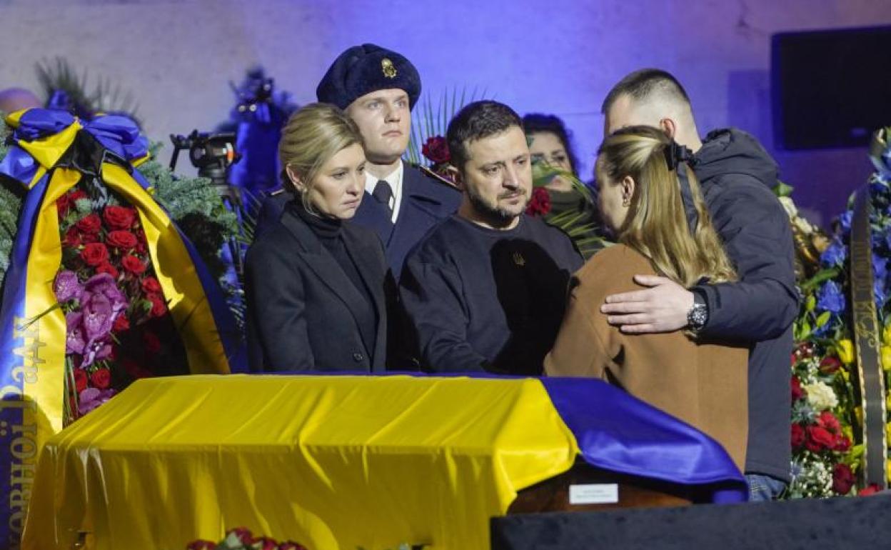 Zelenski y su esposa dan el pésame a la hija del ministro fallecido. 