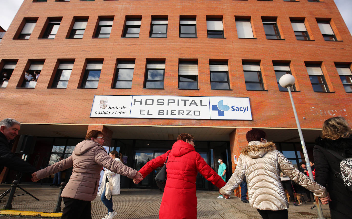 Abrazo al Hospital' del Bierzo convocado por la Plataforma en Defensa de la Sanidad Pública del Bierzo y Laciana en protesta por la situación sanitaria de la comarca.