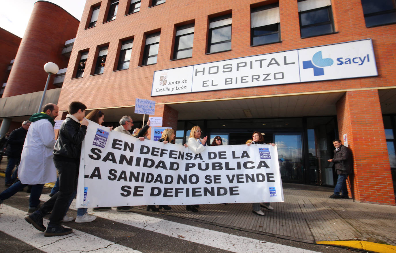 Abrazo al Hospital' del Bierzo convocado por la Plataforma en Defensa de la Sanidad Pública del Bierzo y Laciana en protesta por la situación sanitaria de la comarca.