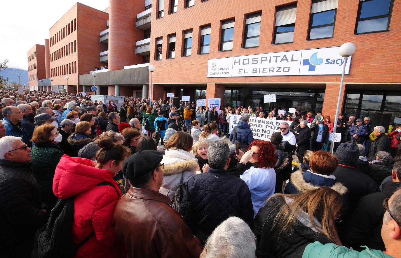 Abrazo al Hospital' del Bierzo convocado por la Plataforma en Defensa de la Sanidad Pública del Bierzo y Laciana en protesta por la situación sanitaria de la comarca.