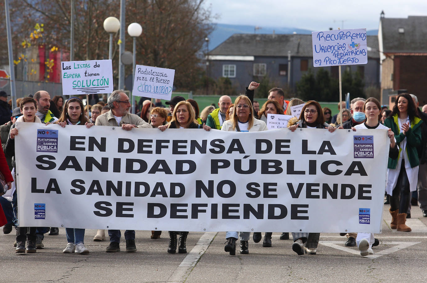 Abrazo al Hospital' del Bierzo convocado por la Plataforma en Defensa de la Sanidad Pública del Bierzo y Laciana en protesta por la situación sanitaria de la comarca.