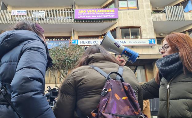 Manifestación de la asociación Mujeres Abolicionistas Leonesas a las puertas de la sede de VOX en León.