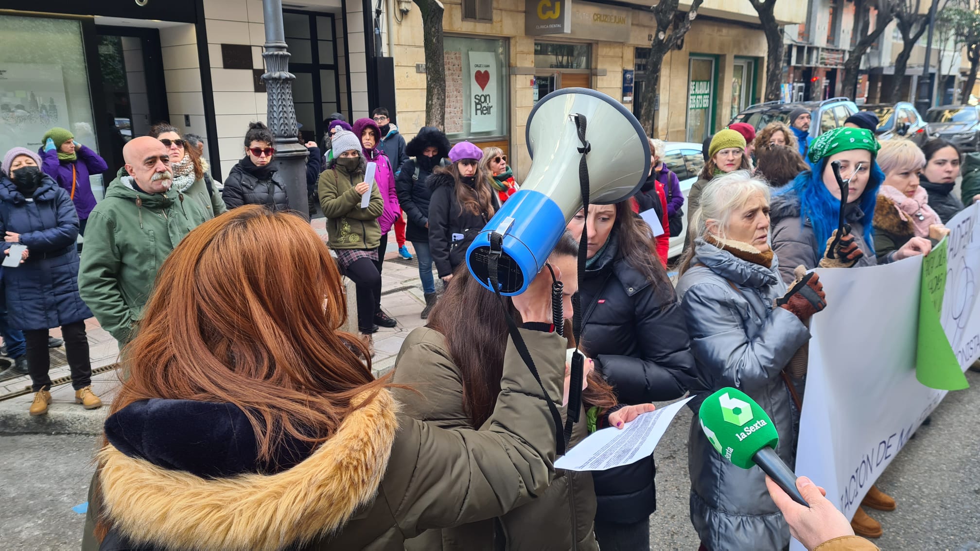 Un grupo de personas se concentran a las puertas de la sede de la formación política en la capital leonesa.