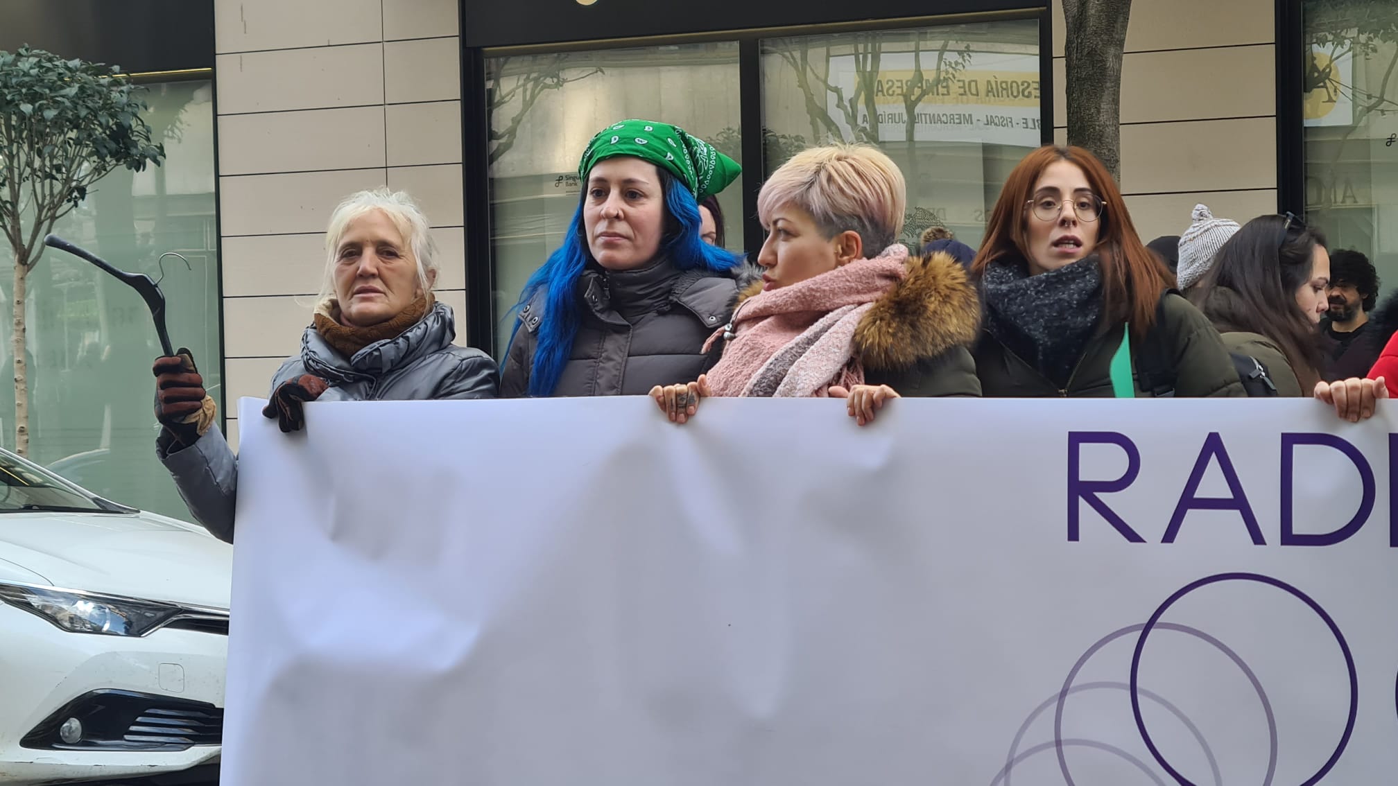 Un grupo de personas se concentran a las puertas de la sede de la formación política en la capital leonesa.