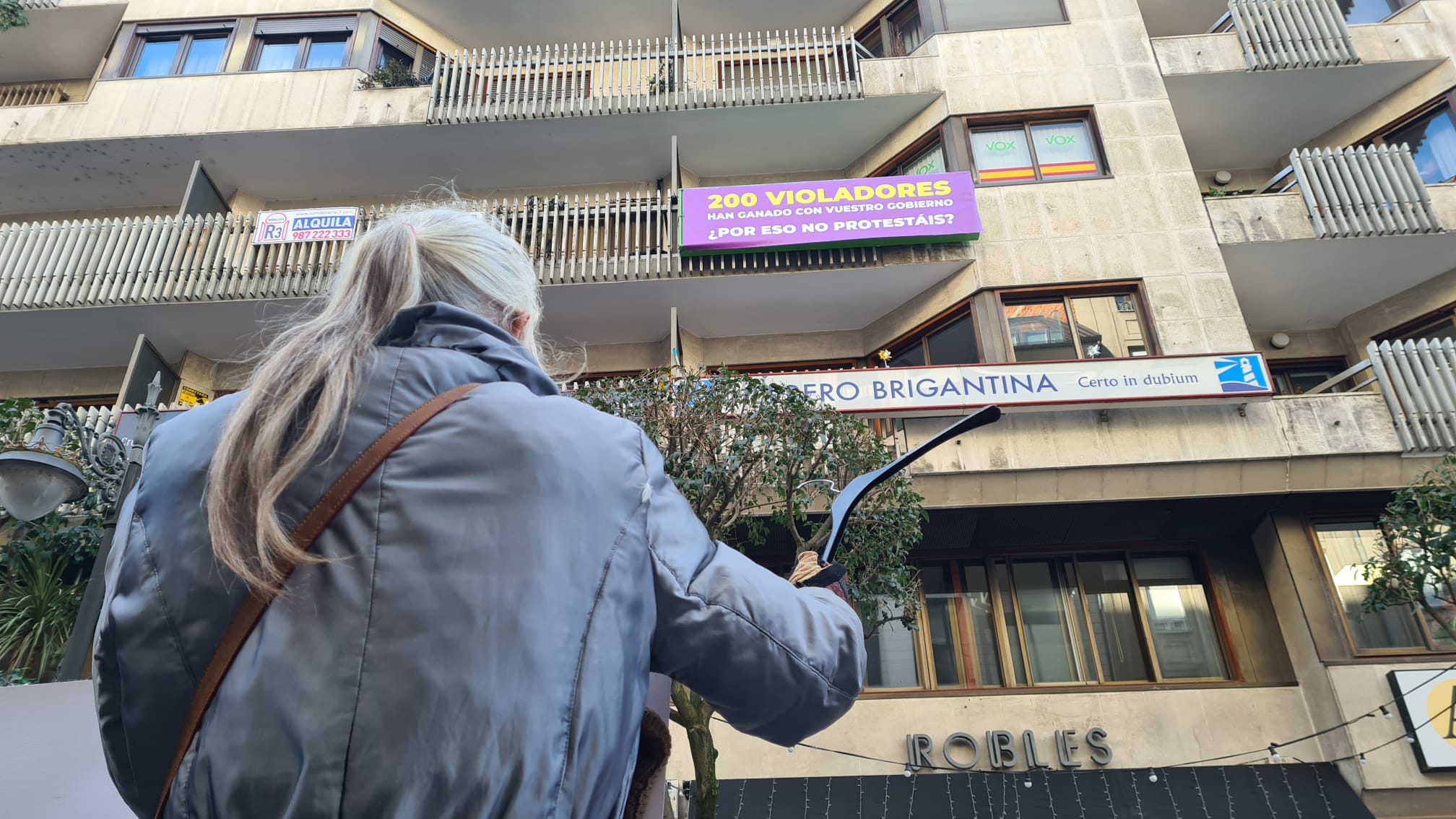 Un grupo de personas se concentran a las puertas de la sede de la formación política en la capital leonesa.