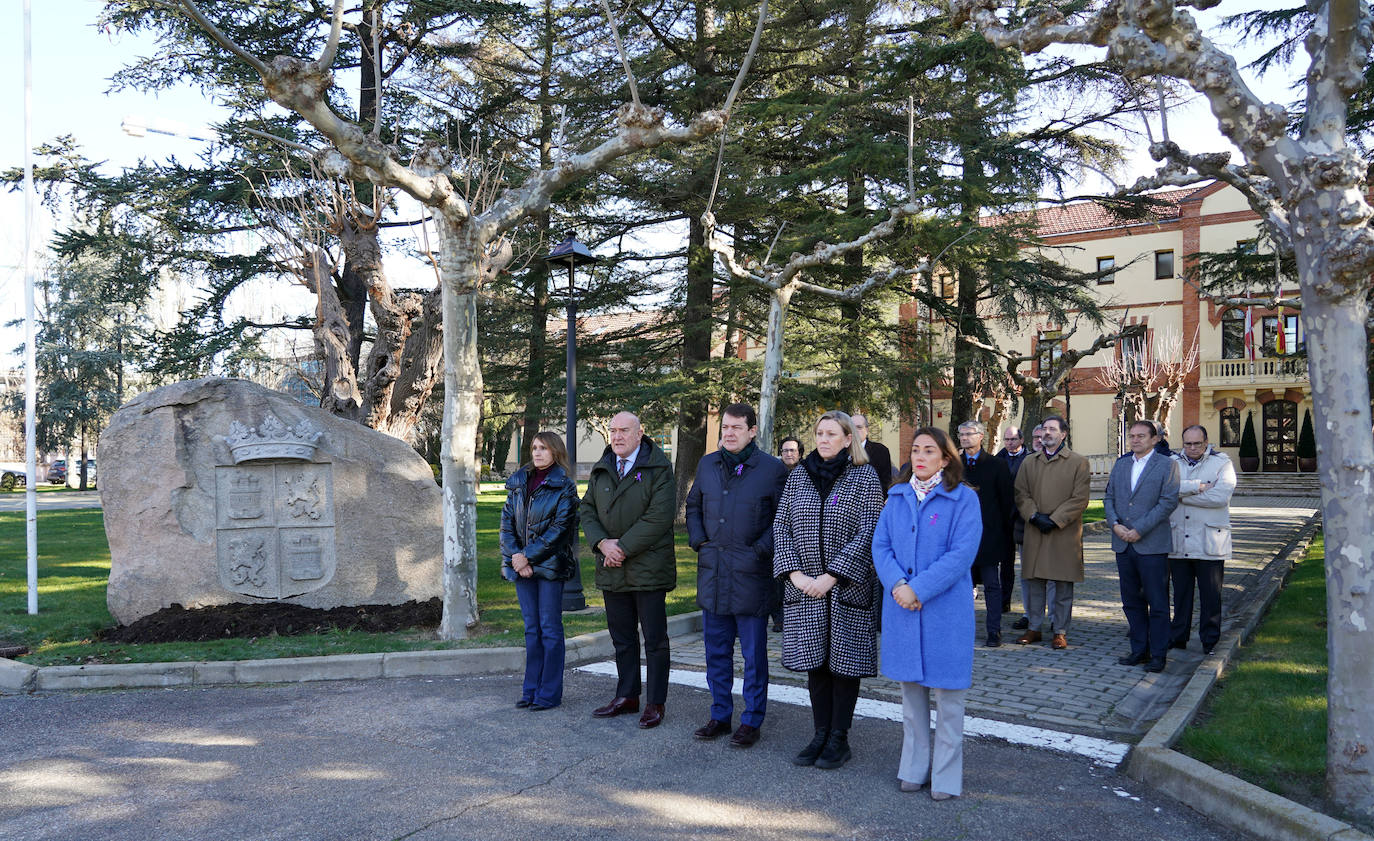 El presidente de la Junta, Alfonso Fernández Mañueco, y los consejeros Rocío Lucas, Jesús Julio Carnero, Isabel Blanco y María González, participan en un minuto de silencio en señal de condena por el presunto crimen de violencia de género ocurrido en Valladolid