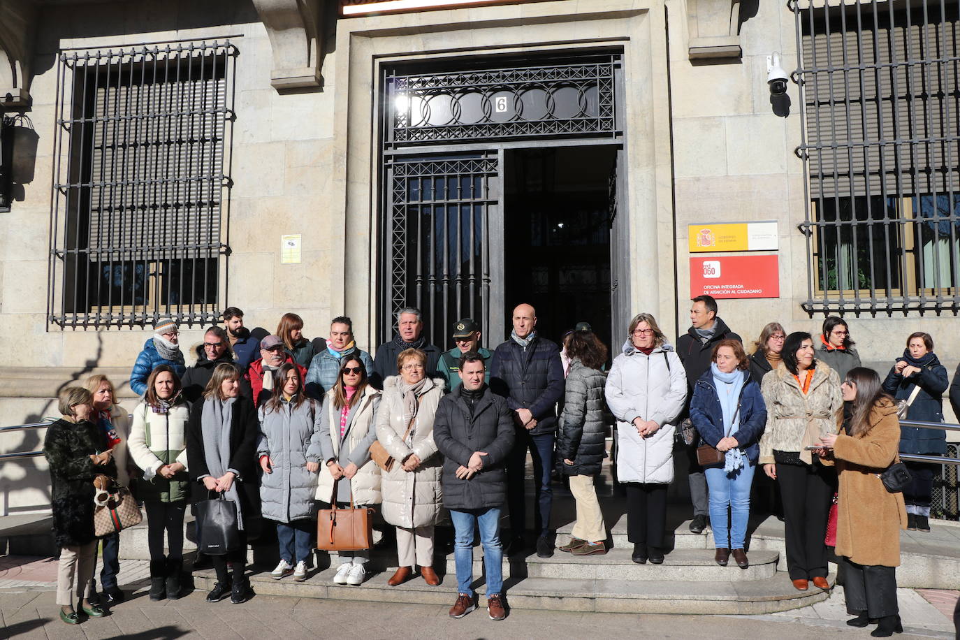 A las puertas de la subdelegación de gobierno de leon se han reunido representantes de todas las instituciones para hacer un minuto de silencio en recuerdo de la mujer asesinada y su hijo en Valladolid