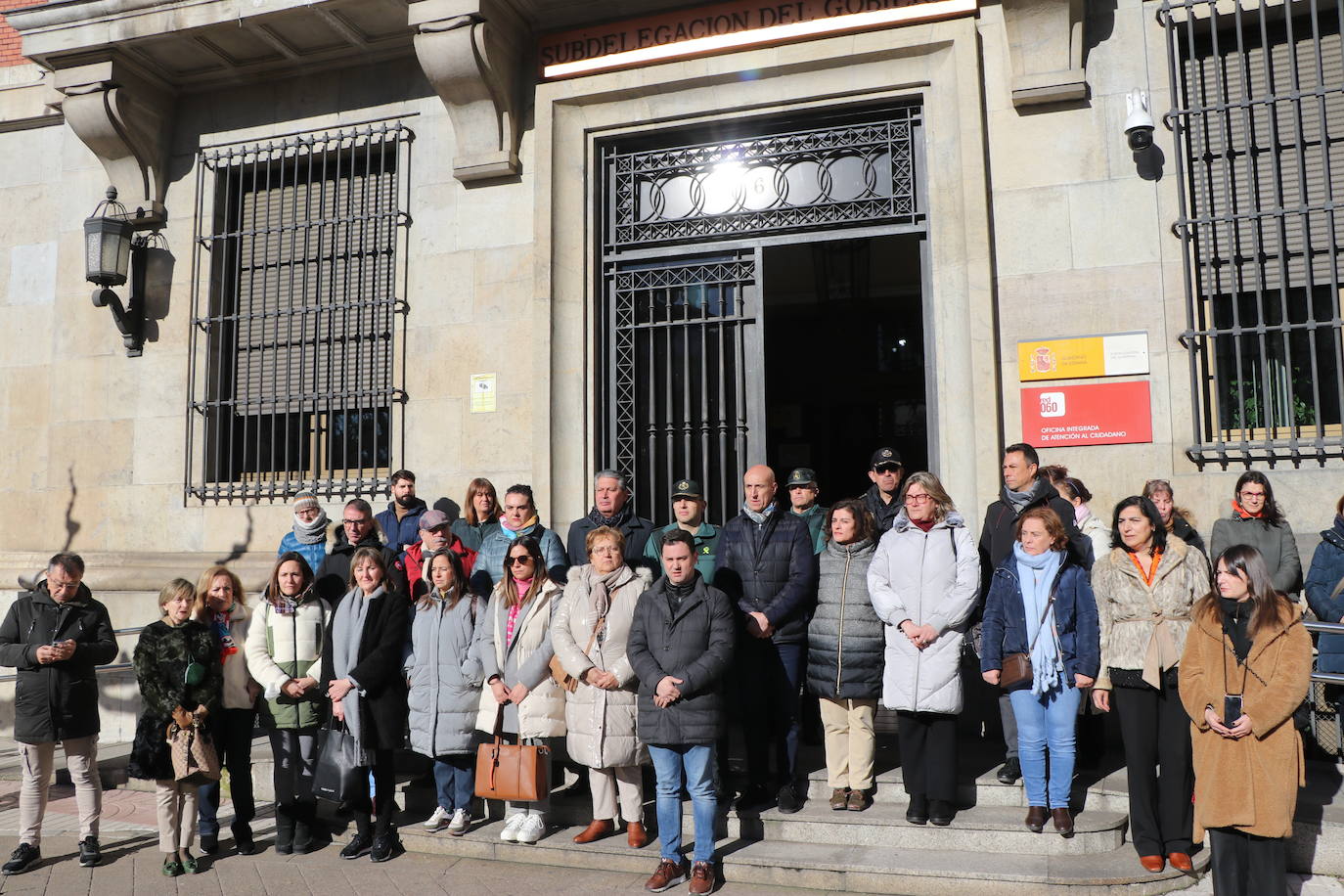 A las puertas de la subdelegación de gobierno de leon se han reunido representantes de todas las instituciones para hacer un minuto de silencio en recuerdo de la mujer asesinada y su hijo en Valladolid