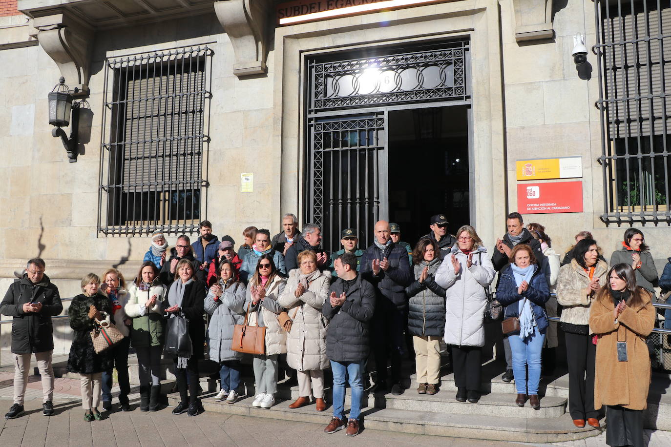 A las puertas de la subdelegación de gobierno de leon se han reunido representantes de todas las instituciones para hacer un minuto de silencio en recuerdo de la mujer asesinada y su hijo en Valladolid