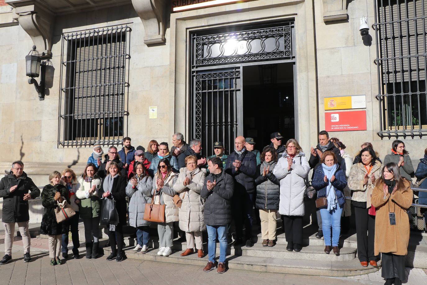 A las puertas de la subdelegación de gobierno de leon se han reunido representantes de todas las instituciones para hacer un minuto de silencio en recuerdo de la mujer asesinada y su hijo en Valladolid