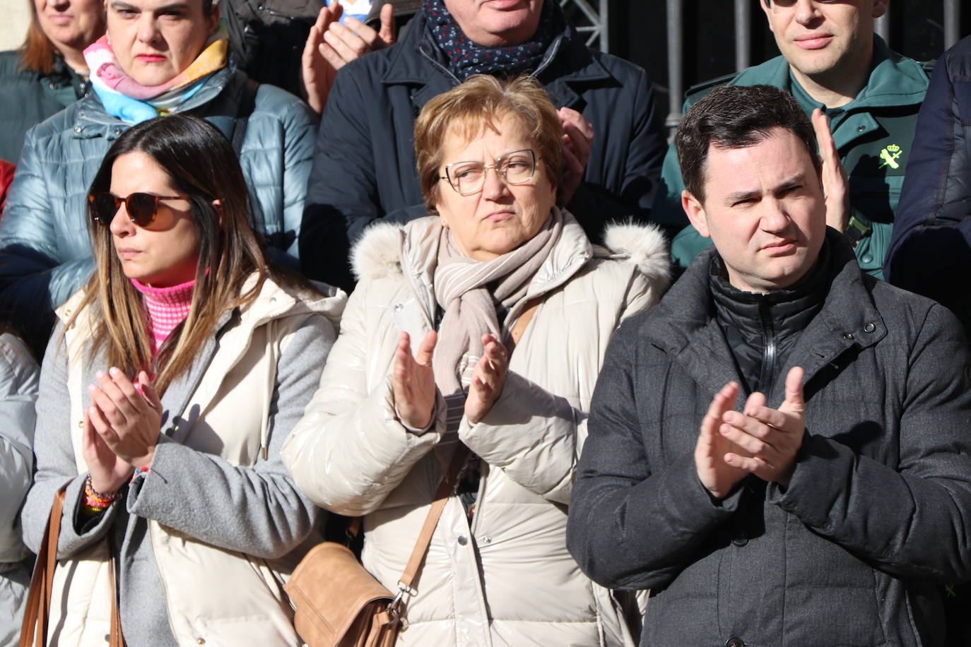 A las puertas de la subdelegación de gobierno de leon se han reunido representantes de todas las instituciones para hacer un minuto de silencio en recuerdo de la mujer asesinada y su hijo en Valladolid