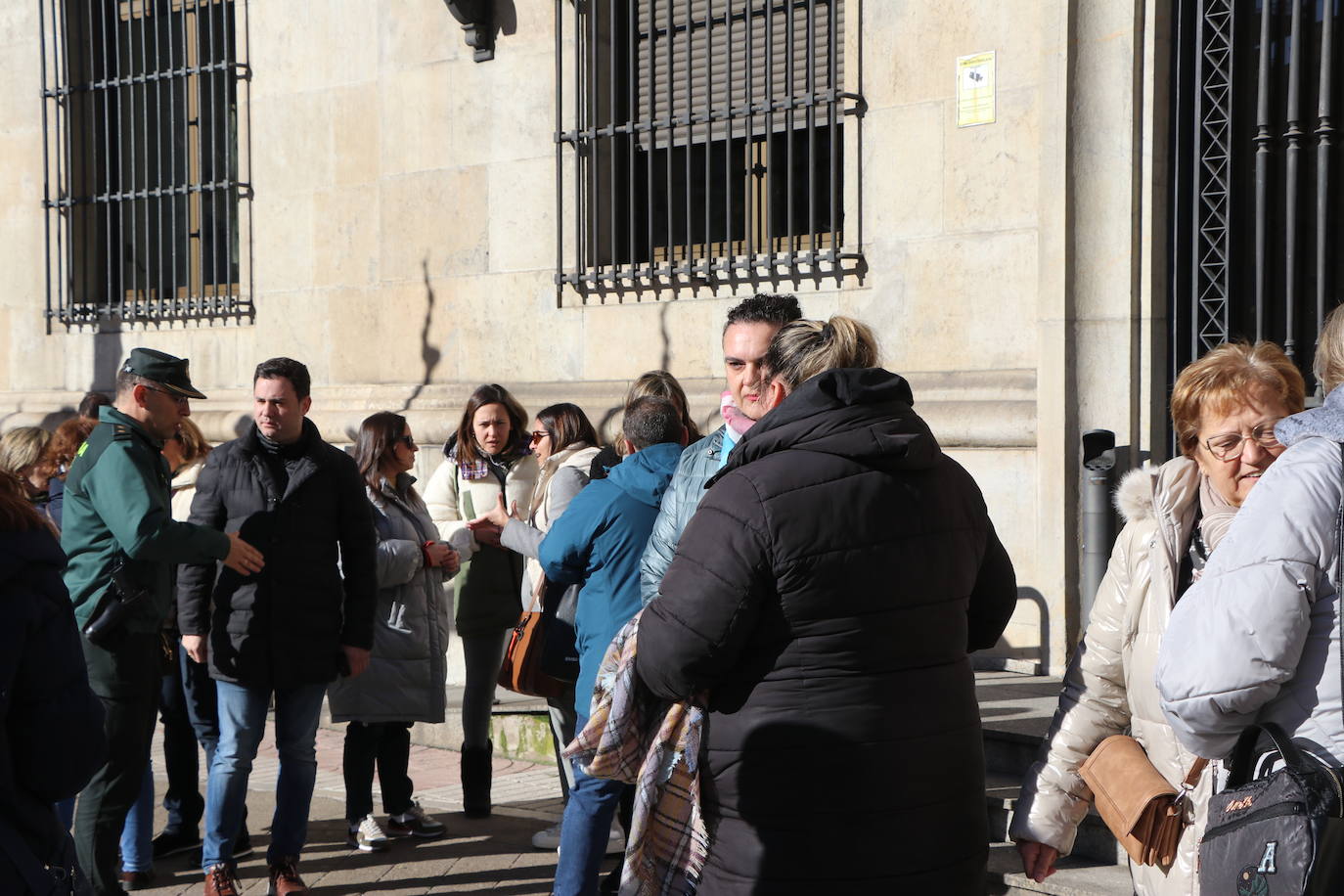 A las puertas de la subdelegación de gobierno de leon se han reunido representantes de todas las instituciones para hacer un minuto de silencio en recuerdo de la mujer asesinada y su hijo en Valladolid