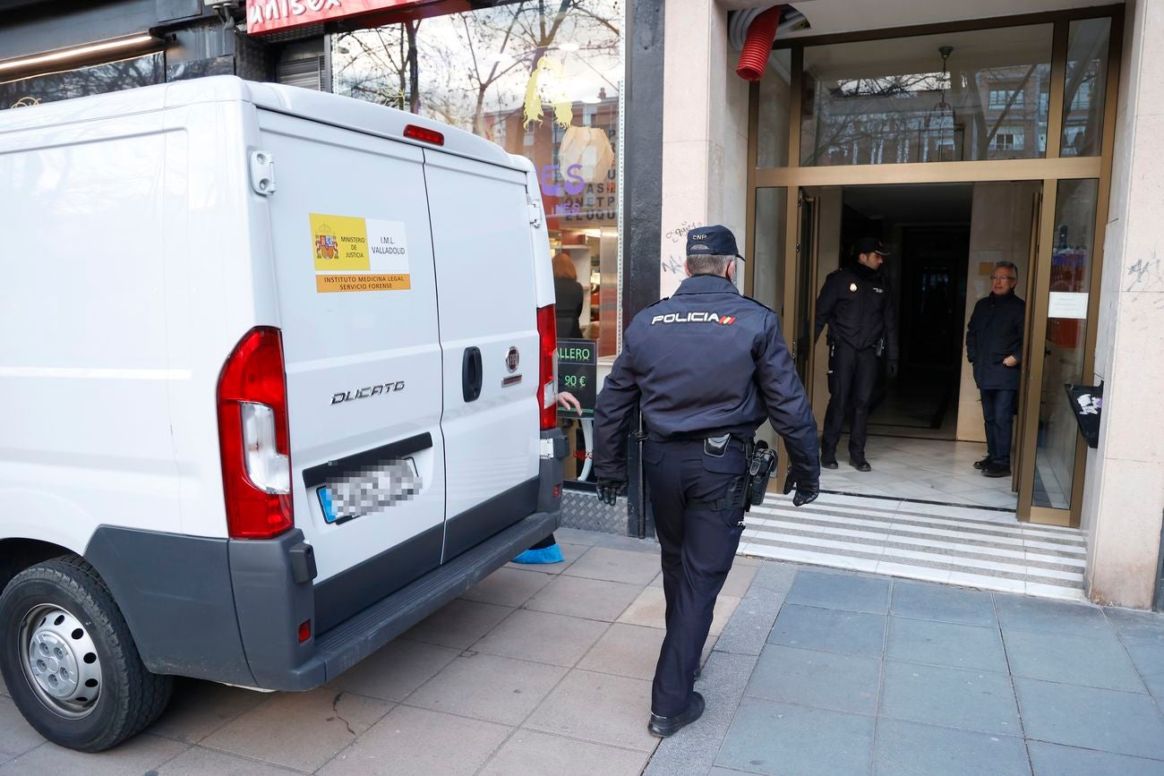 Mata a su pareja y a su hija de ocho años con arma blanca en Valladolid e intenta suicidarse. El hombre tenía antecedentes por violencia de género de una pareja anterior, pero no existían denuncias formuladas por su actual pareja.