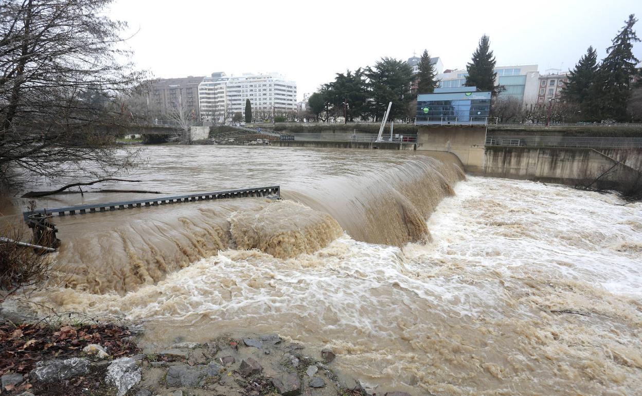 La crecida del río Bernesga a su paso por León.