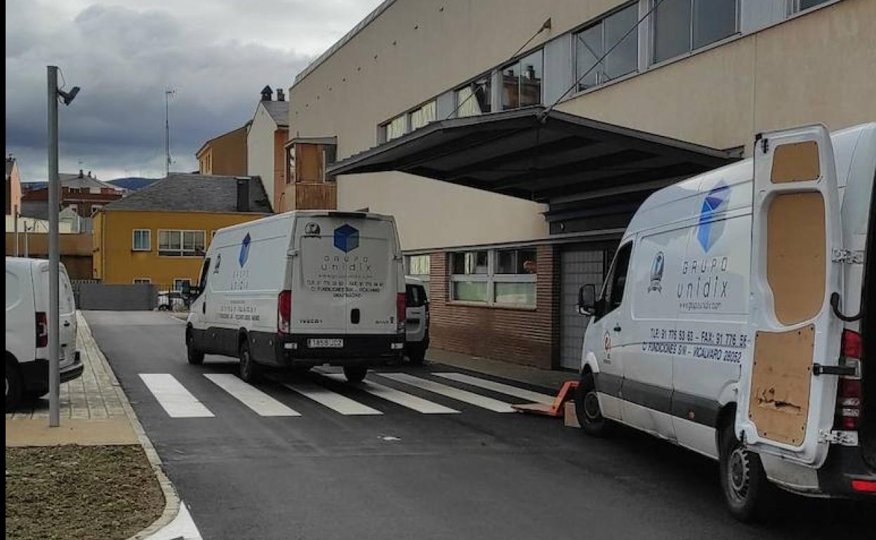 Los trabajos de mudanza al nuevo centro de salud se han prolongado durante todo el fin de semana. 