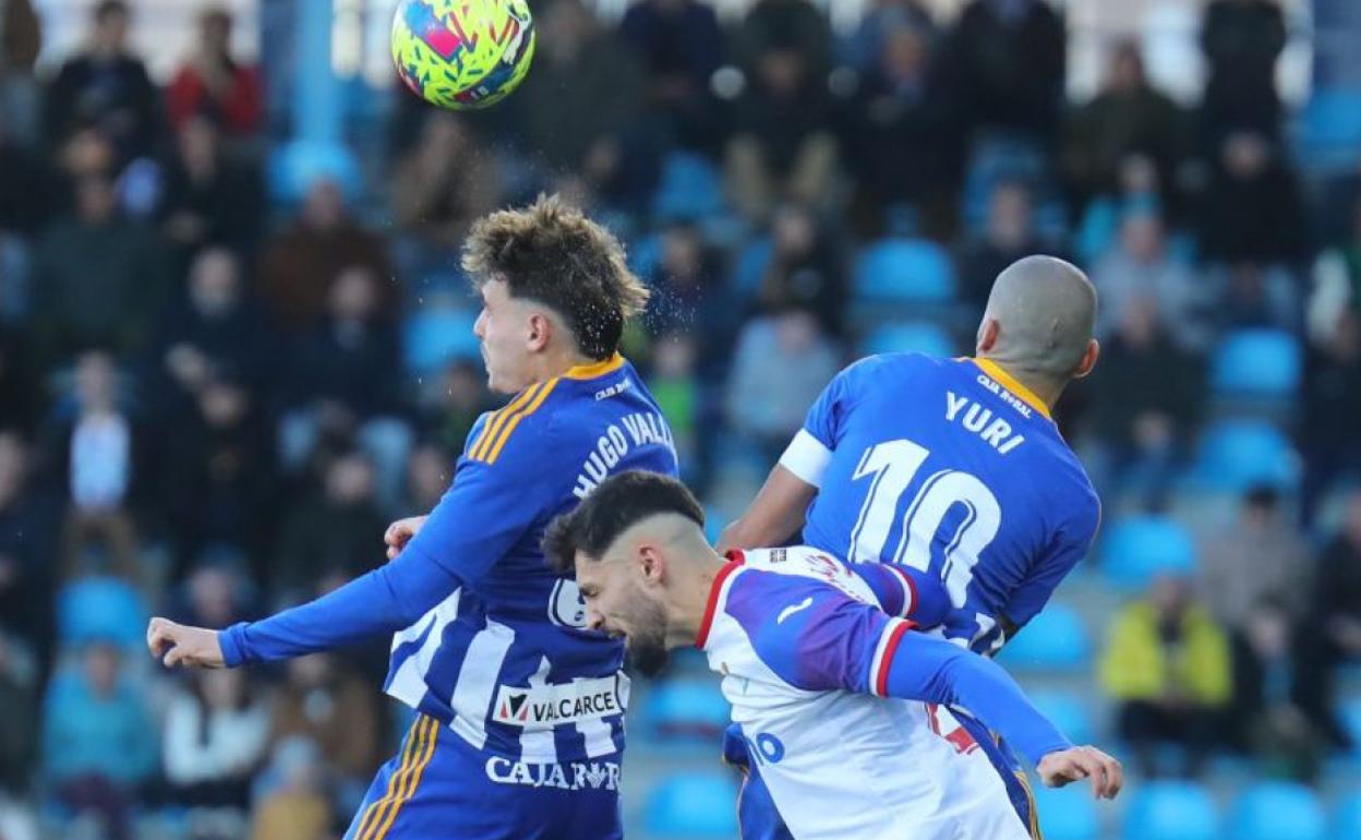 Vallejo y Yuri disputan un balón aéreo ante el Eibar.